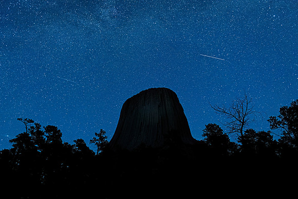Devils_Tower_meteors_DTNM_2022_1
