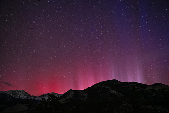 Northern_lights_Mummy_Range_RMNP_2026_1