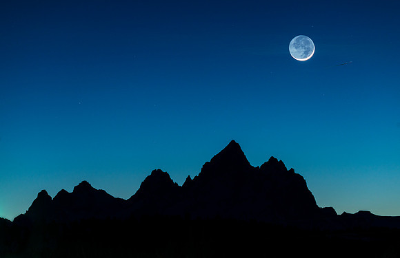 Moon_Over_Tetons