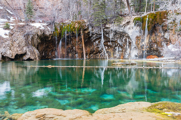 Hanging_Lake_winter_2015_3