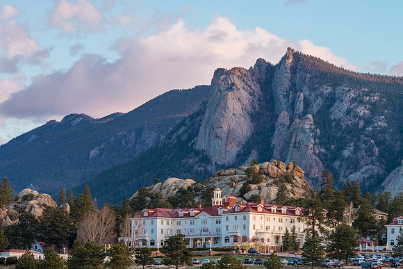 Stanley_Hotel_sunrise_2019_1